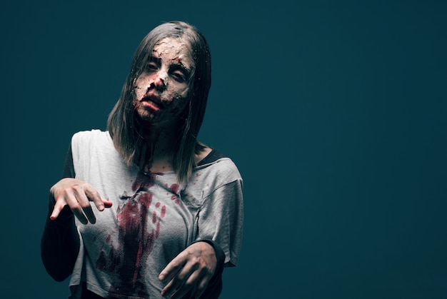Mujer muerta zombie. concepto de horror de halloween