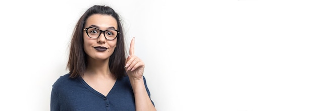 La mujer muestra un signo de estar bien demuestra que todo está bien está de acuerdo