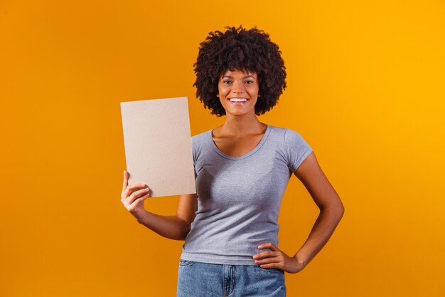 La mujer muestra el tablero vacío.