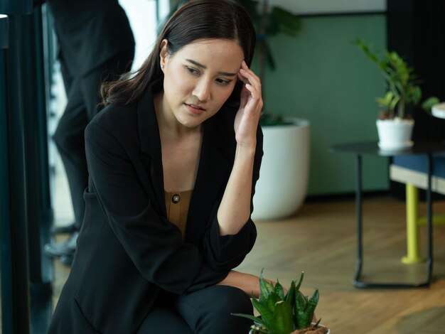 Foto mujer mujer dama chica mujer de negocios persona de traje gente humana preocupada problema ansioso estrés de negocios