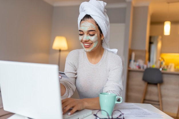 mujer mujer freelance en casa.