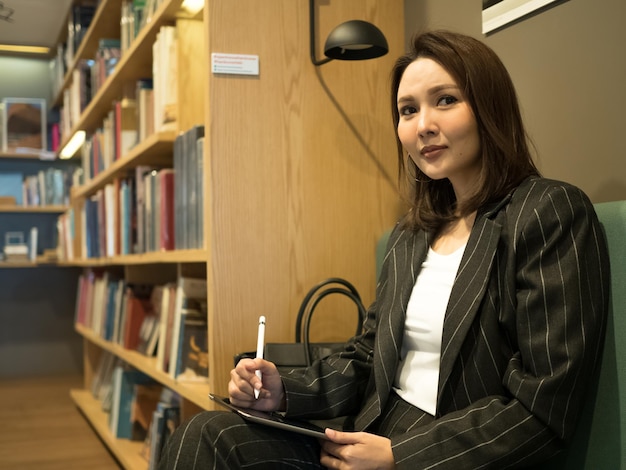 mujer mujer mujer dama chica mujer persona de negocios gente humana mirada a la cámara escrito tableta portátil compu