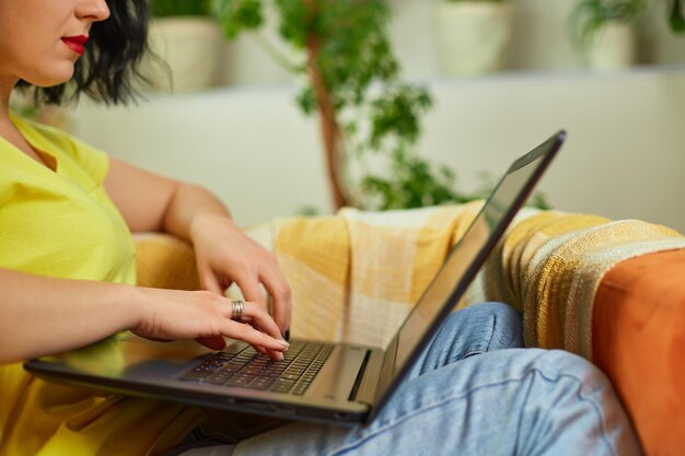 Foto mujer mujer usando escribir en el teclado de la computadora portátil trabajando escribiendo correos electrónicos