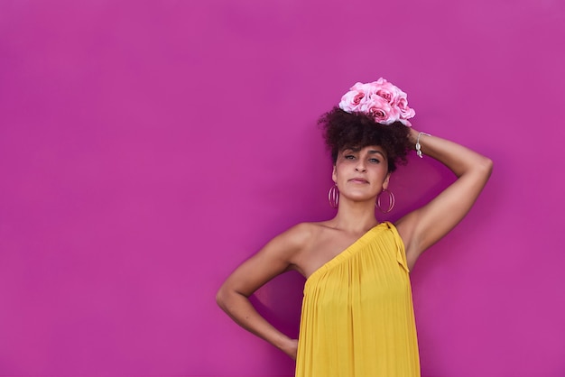 Mujer mulata con pelo afro lleva un vestido amarillo