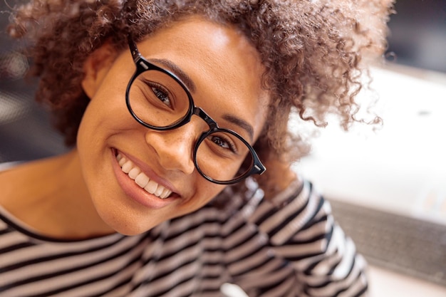 La mujer multiétnica alegre está expresando emociones positivas