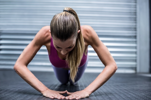 Una mujer muscular en una posición de tabla