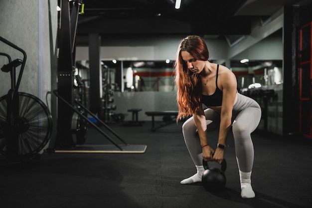 Mujer Musculosa Entrenando Con Pesas Rusas En El Gimnasio