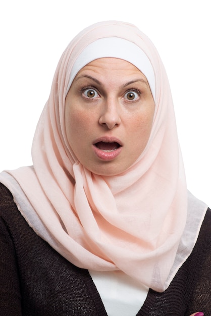 Mujer musulmana adulta con un hijab rosa