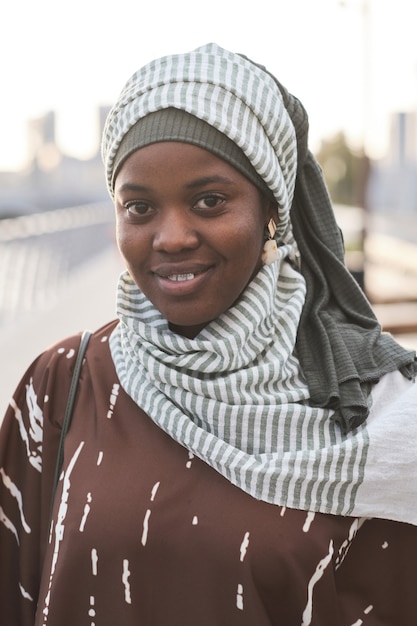 Mujer musulmana africana al aire libre