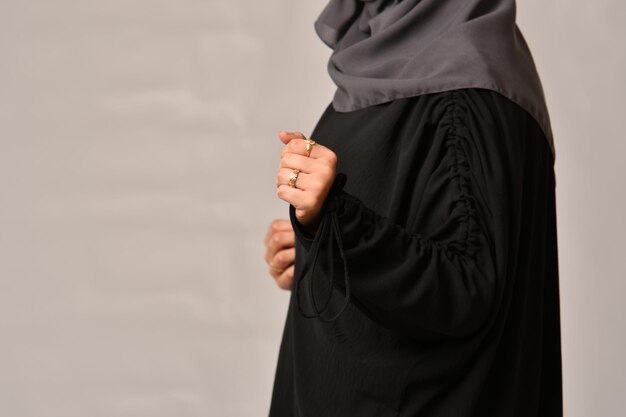 Mujer musulmana árabe en elegante abaya