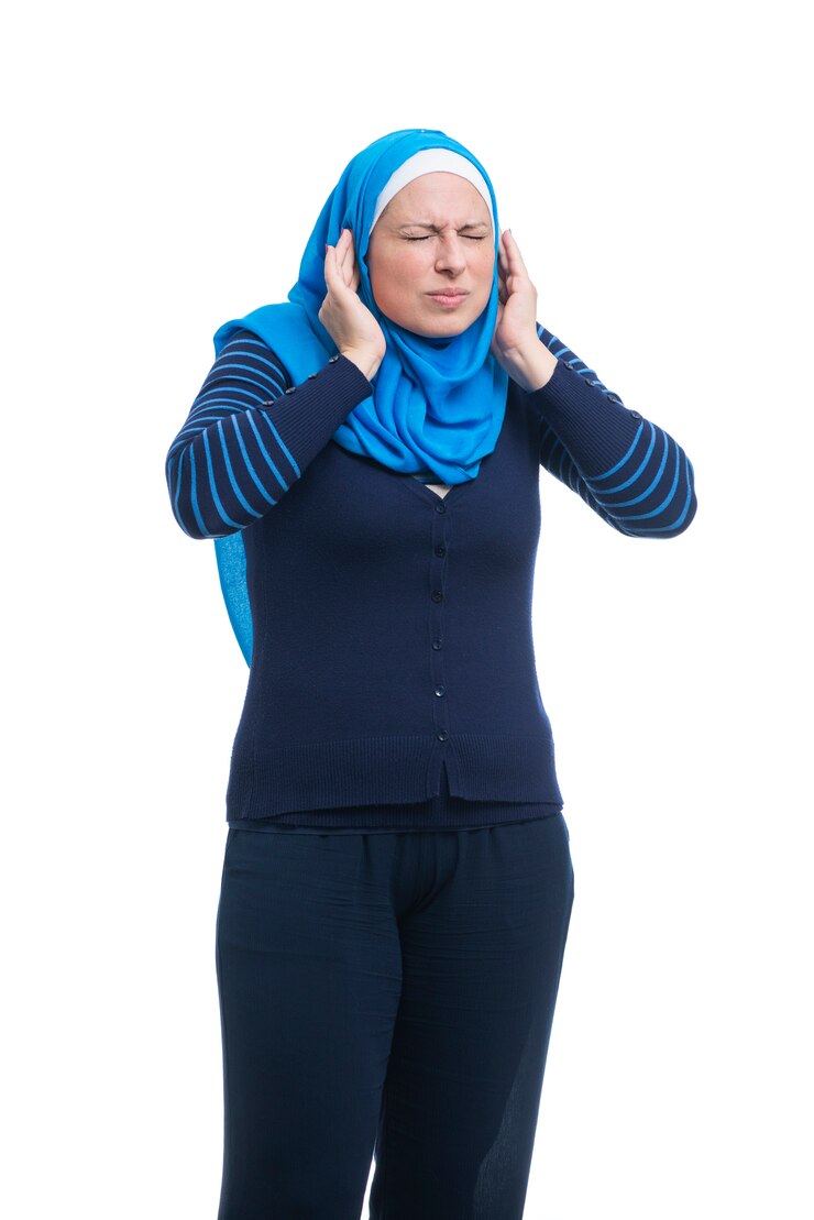 Mujer musulmana árabe enojada cubriendo las orejas con los dedos