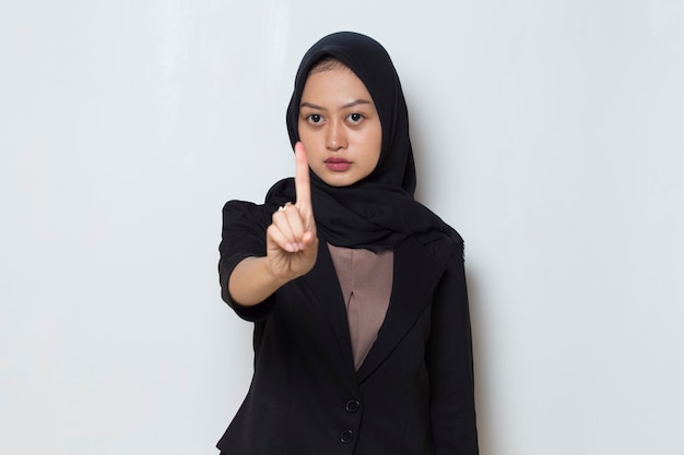 Mujer musulmana asiática hijab mostrar gesto de parada de manos
