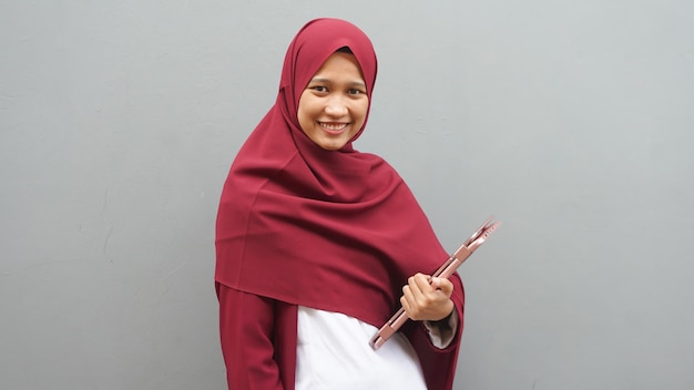 Mujer musulmana asiática con portátil. Profesión docente