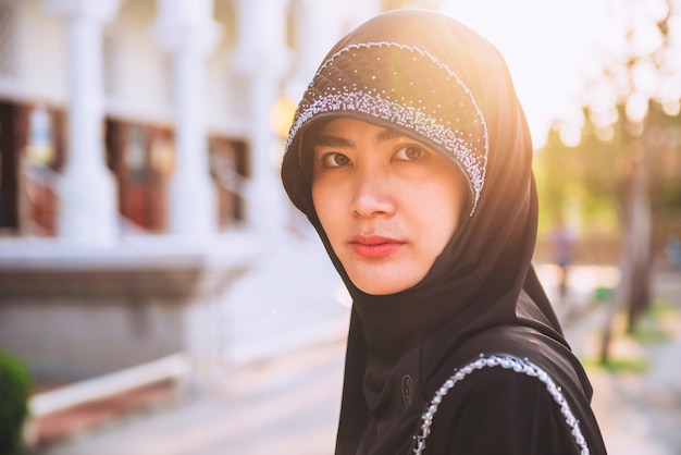 La mujer musulmana asiática tailandesa está orando por la bendición de Dios, retrato de mujer islam, provincia de Songkhla en Tailandia.