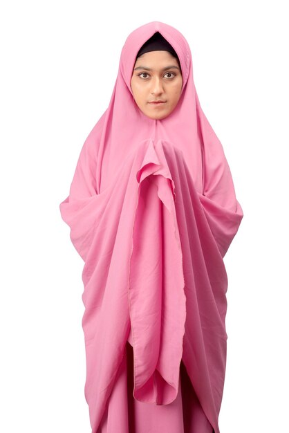 Mujer musulmana asiática con un velo de pie mientras levantaba las manos y rezaba aislada sobre fondo blanco