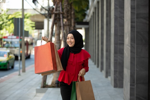 mujer musulmana con bolsa de compras