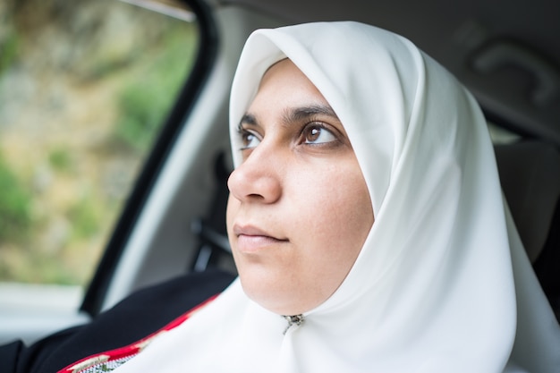 Mujer musulmana en el coche