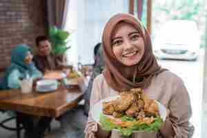 Foto mujer musulmana con comida servida para la familia