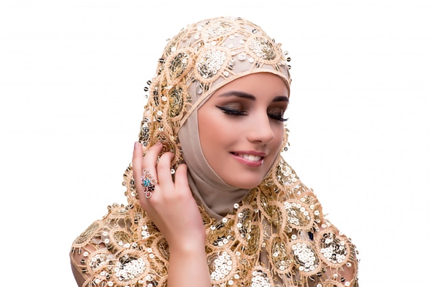Mujer musulmana en concepto de moda aislada