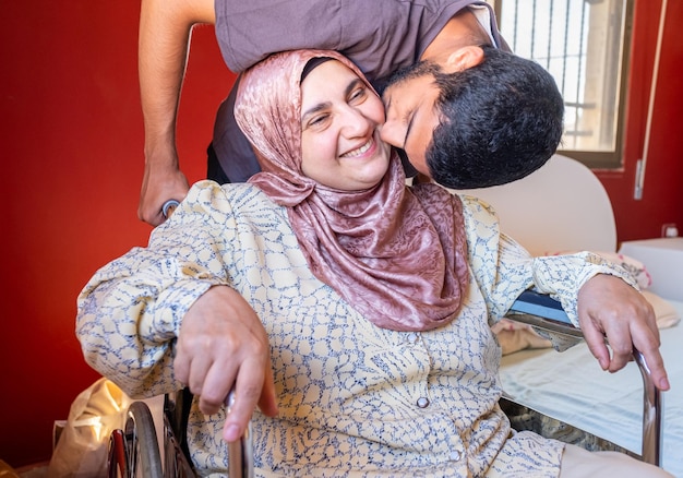 Mujer musulmana con discapacidad y su amado hijo