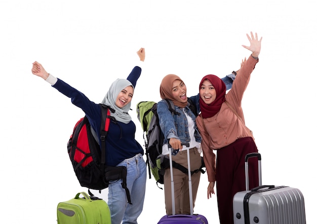 Mujer musulmana eid mubarak viajando concepto