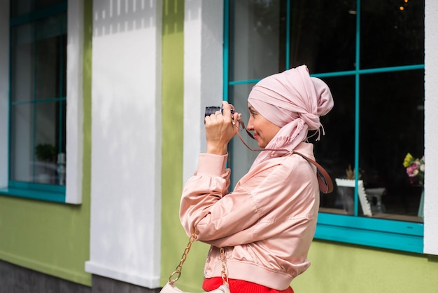 Mujer musulmana está haciendo fotos afuera