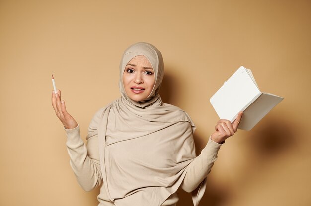 Mujer musulmana expresando sorpresa