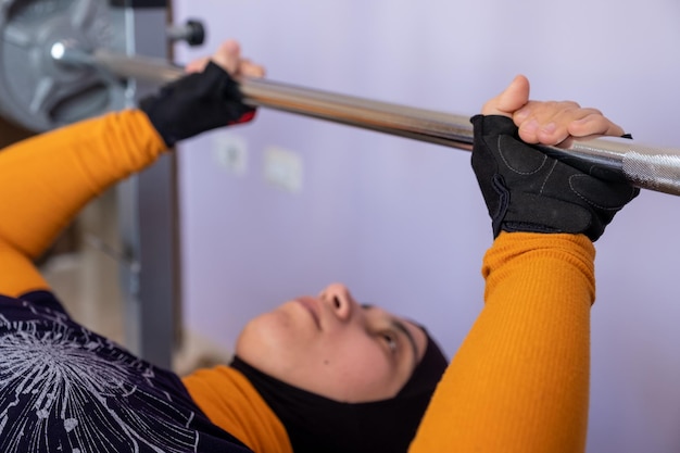 mujer musulmana haciendo ejercicios en casa