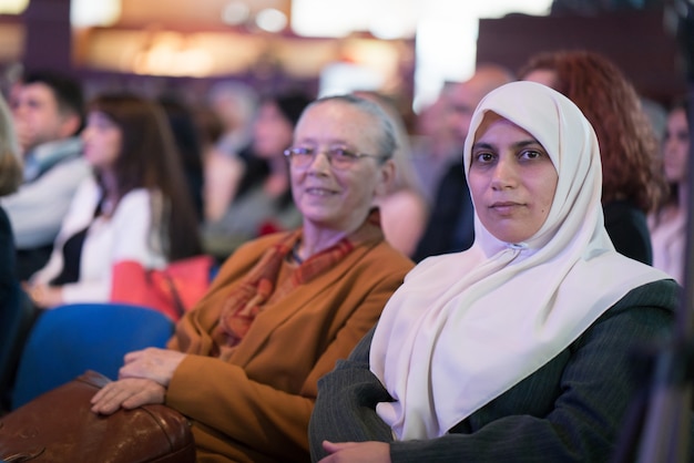 Foto mujer musulmana con hijab y madre en audiencia