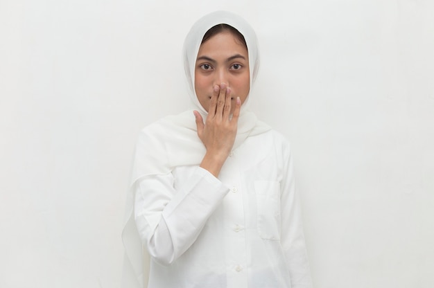 Mujer musulmana con hijab sorprendido cubriendo la boca con las manos por error Concepto secreto