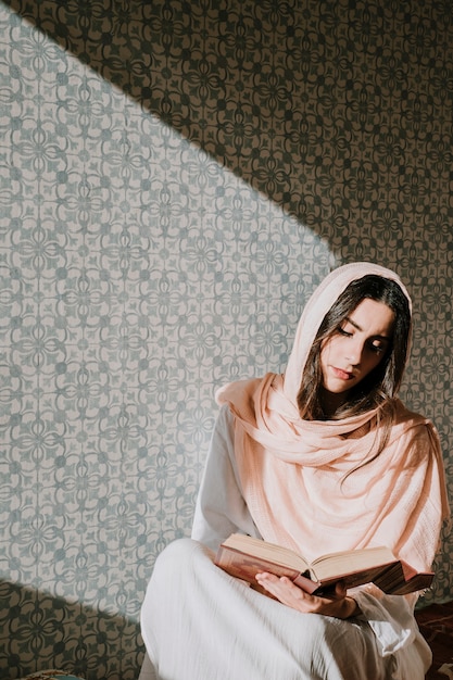 Foto mujer musulmana leyendo en corán