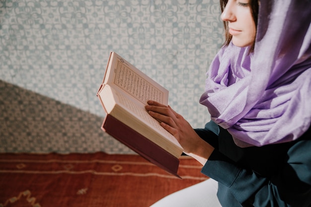 Foto mujer musulmana leyendo en corán