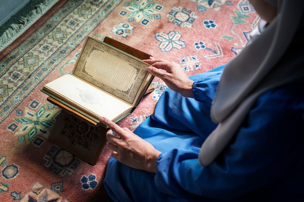 Foto mujer musulmana leyendo desde el corán