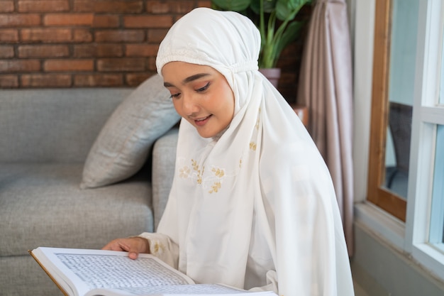 Mujer musulmana leyendo Corán