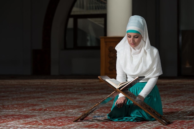 Mujer Musulmana Leyendo El Sagrado Libro Islámico Corán