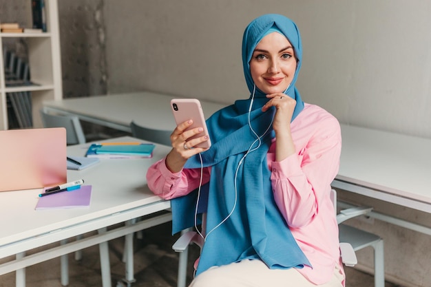 Mujer musulmana moderna en hijab en la sala de oficina