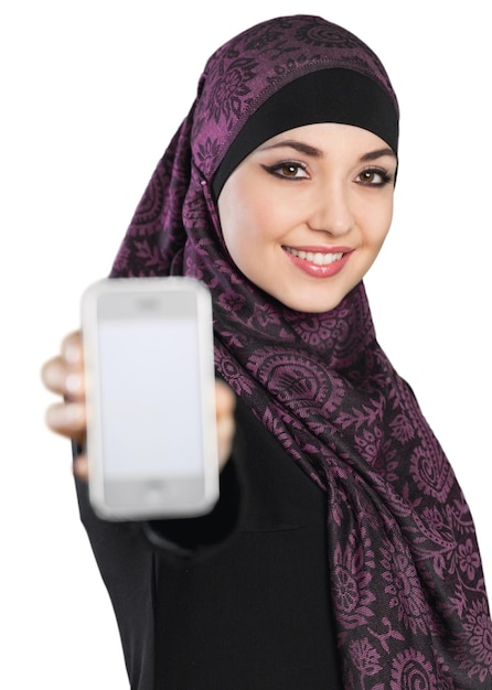Mujer musulmana mostrando teléfono celular aislado en blanco