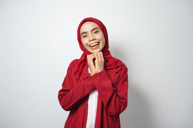 Mujer musulmana de negocios asiáticos ini rojo casual sonriendo feliz y con confianza