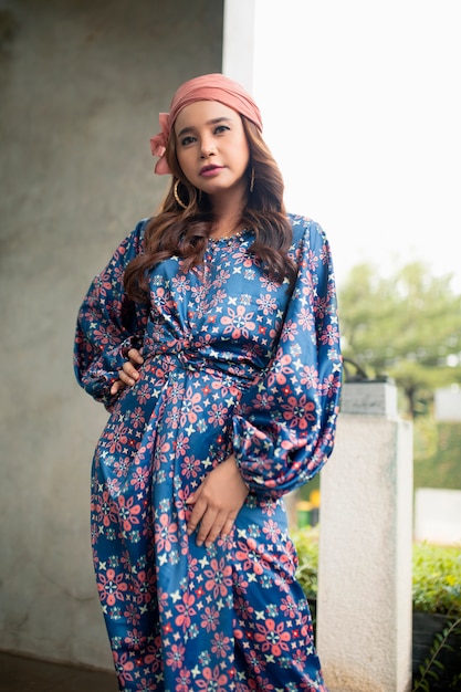 Mujer musulmana de pelo largo con turbante en vestido azul