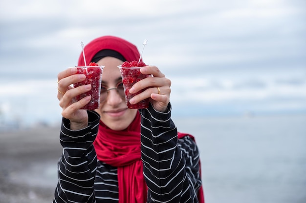 Foto mujer musulmana placer durante su aventura en la orilla del mar