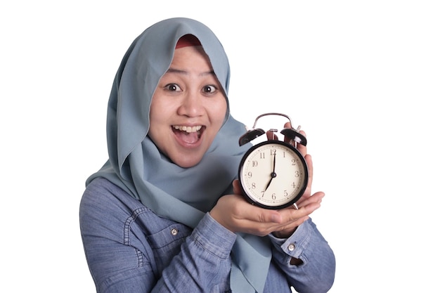 Mujer musulmana con un reloj y una sonrisa Administración del tiempo