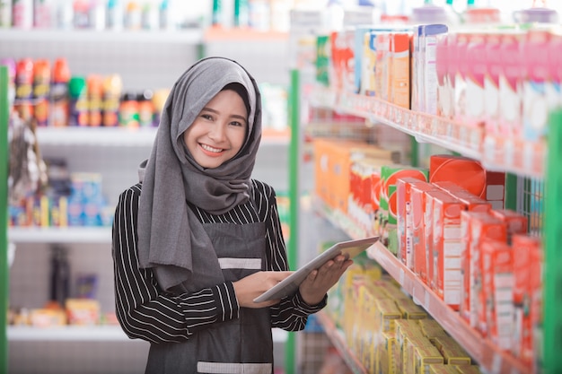 Mujer musulmana revisando el producto en la tienda