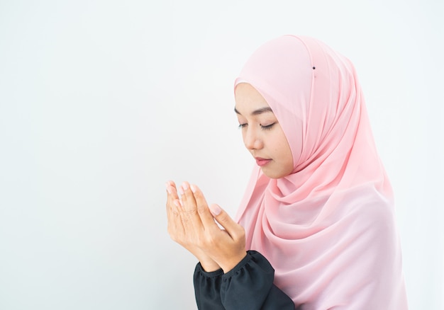 Mujer musulmana reza en hijab