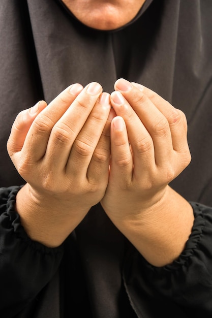 Mujer musulmana rezando por Alá Dios musulmán