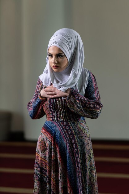 Mujer musulmana rezando en la mezquita