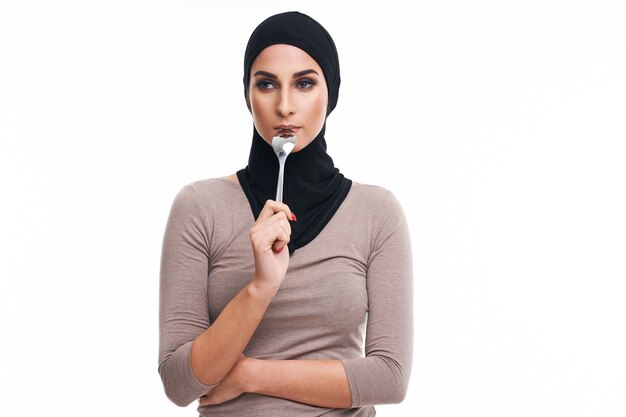 mujer musulmana sobre blanco