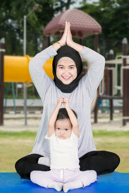 Una mujer musulmana y su hija practican yoga