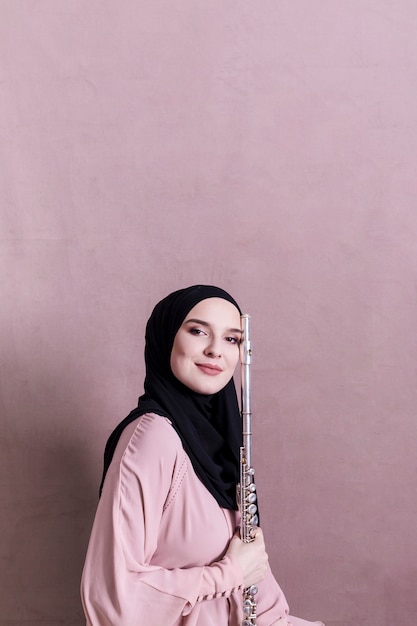 Foto mujer musulmana tocando la flauta