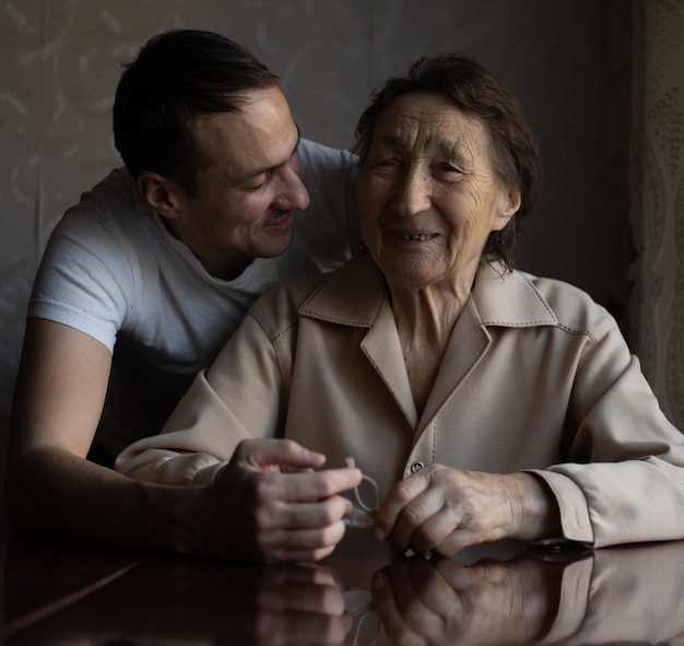 una mujer muy anciana y un nieto adulto