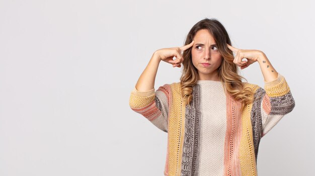 Foto mujer muy delgada que parece concentrada y pensando mucho en una idea, imaginando una solución a un desafío o problema